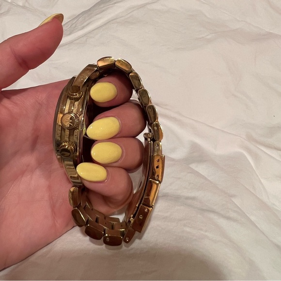 Michael Kors Oversized Runway Gold-Tone Watch (MK 8077) - Picture 5 of 6